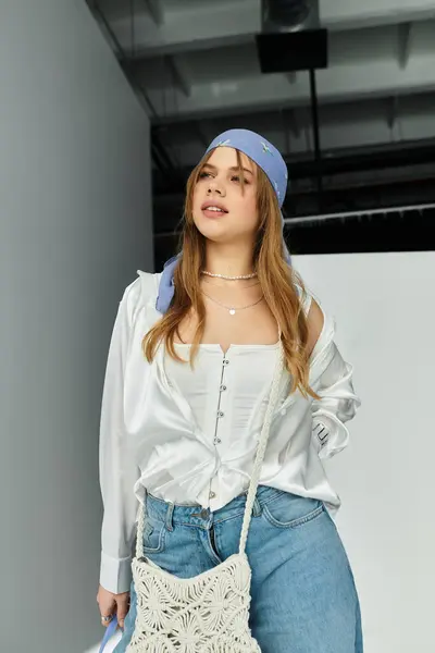A young woman models a trendy spring outfit in a modern studio atmosphere, radiating freshness. — Stock Photo