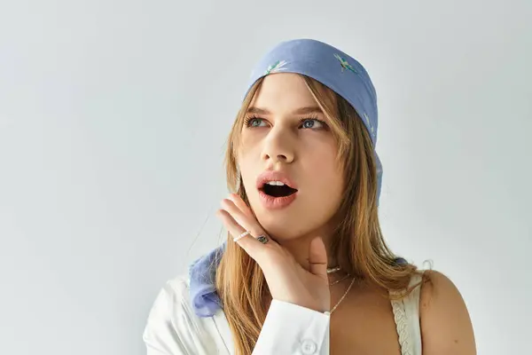 A fashionable young woman showcases a spring outfit in a studio, radiating youthful energy. — Stock Photo