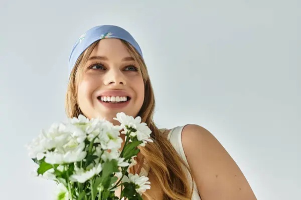 Energetic young woman radiates joy while showcasing a chic spring outfit against a grey backdrop. — Stock Photo