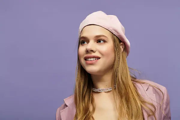 Una joven mujer irradia alegría primaveral con un atuendo moderno, ambientado sobre un vibrante fondo púrpura. — Stock Photo