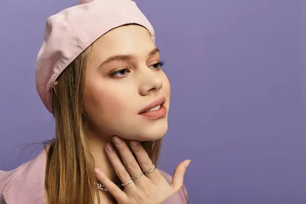 Una giovane donna mette in mostra il suo vestito alla moda su uno sfondo viola morbido, irradiando vibrazioni primaverili. — Foto stock