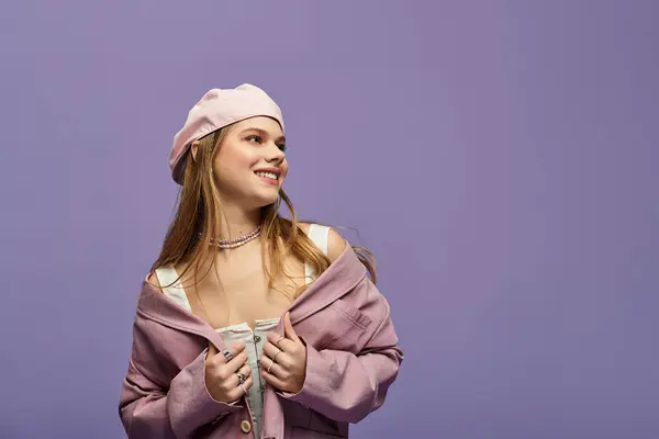 Una giovane donna gode di un momento gioioso in un abito primaverile in mezzo a un ambiente colorato studio. — Foto stock