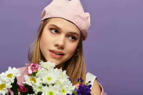 Las vibraciones brillantes de primavera cobran vida cuando una mujer joven posa con un ramo en un traje de moda. - foto de stock