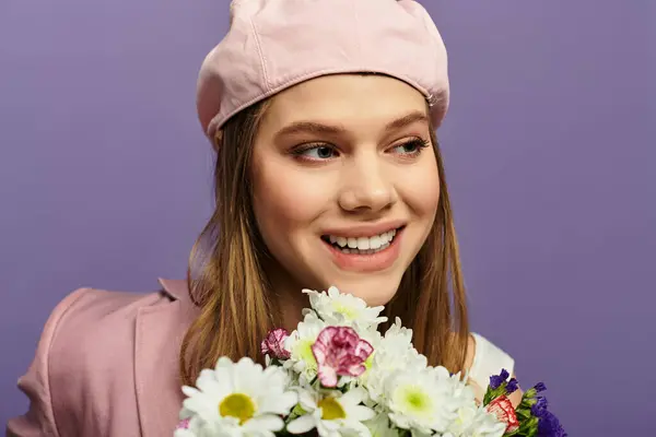 Encantadora joven irradia alegría en un elegante atuendo de primavera mientras sostiene flores frescas. - foto de stock