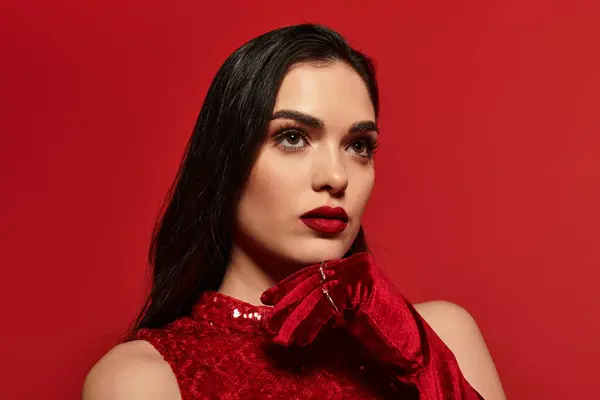 This captivating young woman exudes beauty and elegance with her bold red lips and stylish attire. — Stock Photo