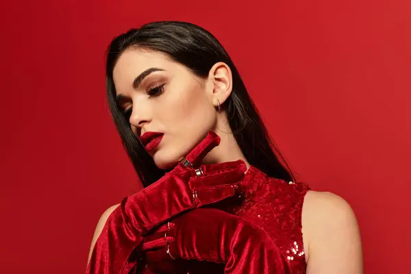 En un impactante entorno de estudio, una joven con cabello castaño muestra su belleza y estilo. - foto de stock