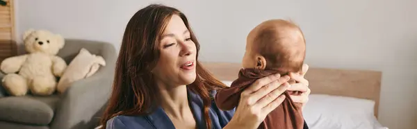A loving mother shares a cozy moment with her baby, creating cherished memories together. — Stock Photo