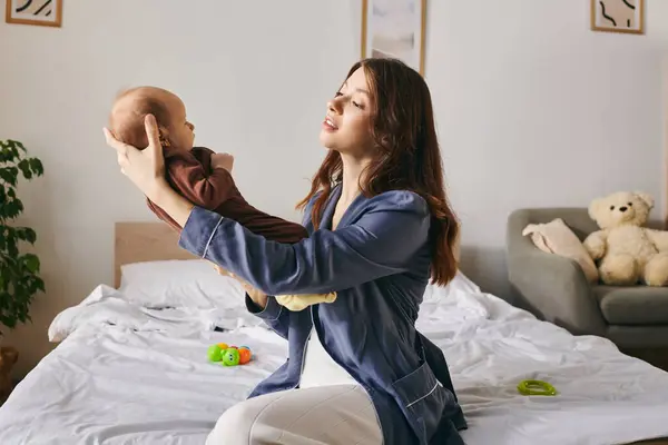 Una madre cariñosa disfruta de un caluroso Día de las Madres con su hijo en casa. - foto de stock