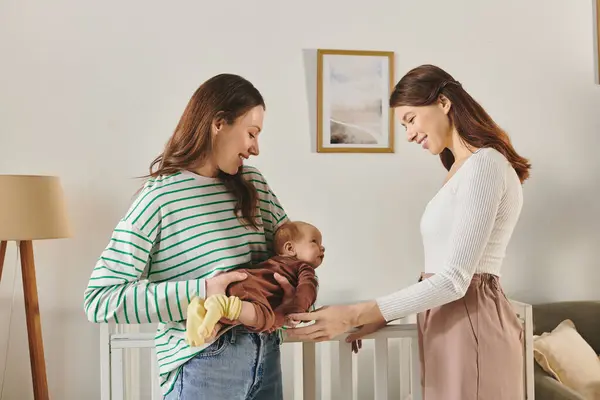 Zwei liebevolle Mütter teilen zärtliche Momente mit ihrem Kind in einem warmen und einladenden häuslichen Umfeld. — Stockfoto