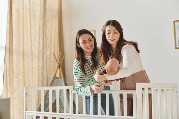 Due madri amorevoli celebrano la festa della mamma con il loro bambino in un accogliente spazio abitativo. — Foto stock