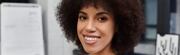 Eine fröhliche Frau ist zum Packen und Entladen bereit und bringt positive Energie in den modernen Raum. — Stockfoto