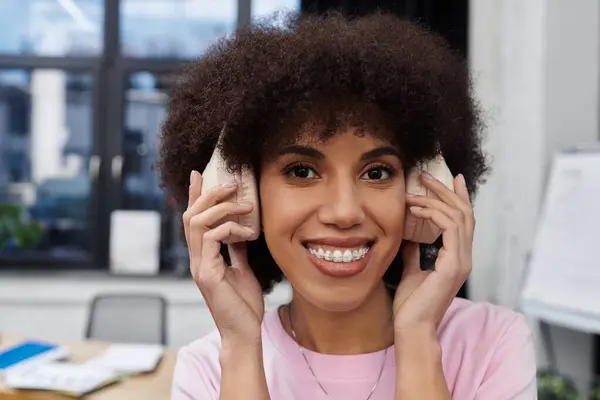 Smiling woman enjoys her time organizing and relocating items in a modern office atmosphere. — Stock Photo