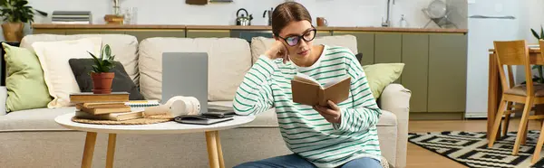Détente à la maison, une jeune femme immergée dans un livre, entourée d'une atmosphère élégante et accueillante. — Photo de stock