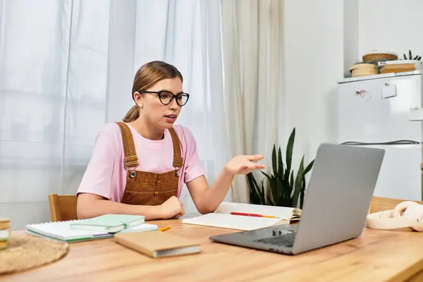 Giovane donna in abiti eleganti partecipa attivamente a un incontro virtuale, mostrando le sue idee. — Foto stock
