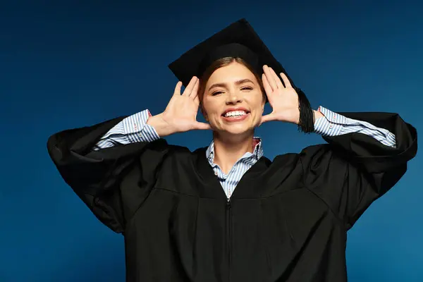 Bright smile adorns young womans face as she celebrates achievement in modern graduation attire — Stock Photo