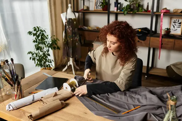 Une jeune femme crée passionnément des designs DIY uniques avec précision. — Photo de stock