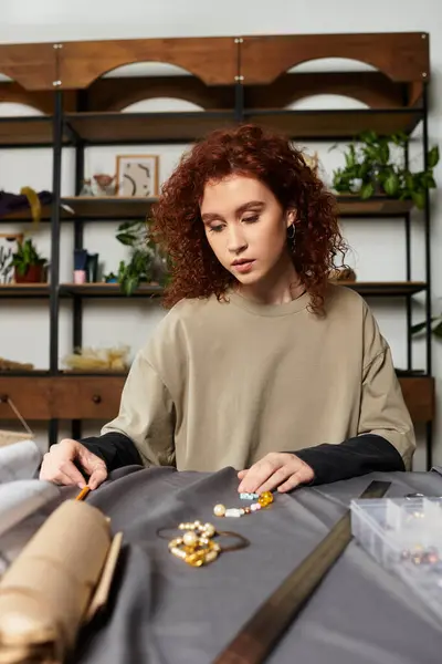 Joven artesana crea joyas intrincadas con cuidado en su elegante espacio de trabajo. - foto de stock