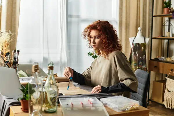 Jeune belle femme engagée dans l'artisanat bricolage, mettant en valeur son talent dans un espace bien décoré. — Photo de stock