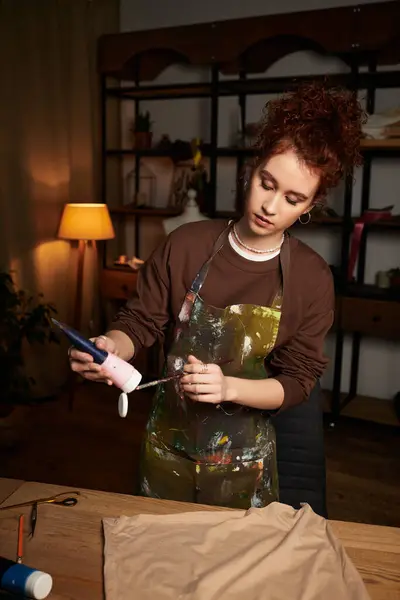 Креативна жінка радісно працює над проектом DIY у своїй стильній студії. — стокове фото