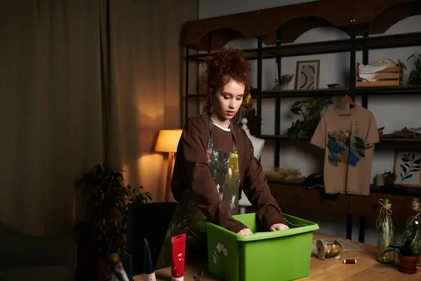 Eine junge Frau arbeitet freudig an einem DIY-Projekt, umgeben von inspirierendem Dekor und Werkzeug. — Stockfoto