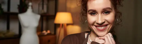Uma jovem mulher com um sorriso radiante compartilha sua paixão por DIY crafting em um espaço de trabalho elegante. — Fotografia de Stock