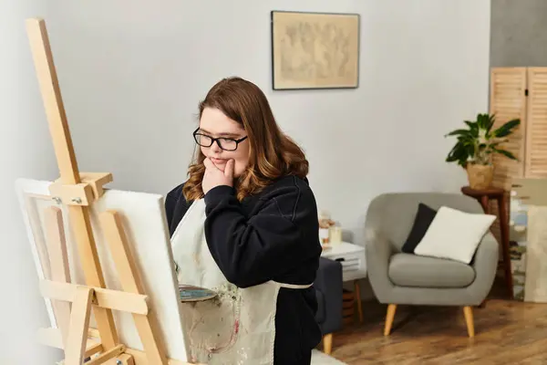 Cozy atmosphere feels vibrant as a young woman explores her artistic talent at home. — Stock Photo