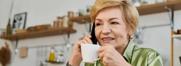 Ярко освещенная комната с очаровательным декором и теплыми оттенками, пока пожилая женщина разговаривает по телефону. — стоковое фото
