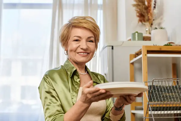Luminosa luce del sole riempie l'accogliente cucina come una gioiosa donna anziana travi di calore. — Foto stock
