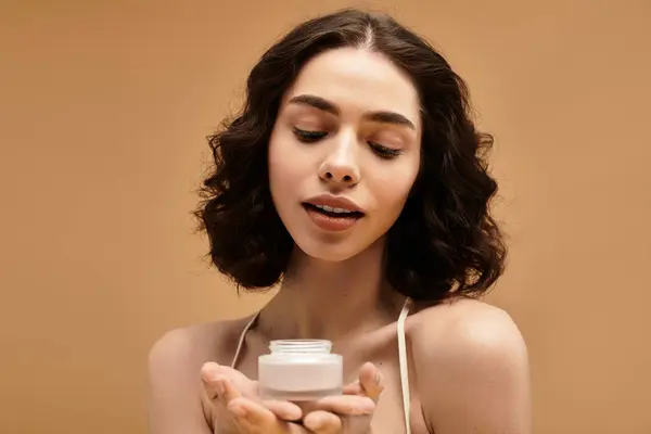 A vibrant studio features a young woman sharing her beauty routine and skincare favorites. — Stock Photo