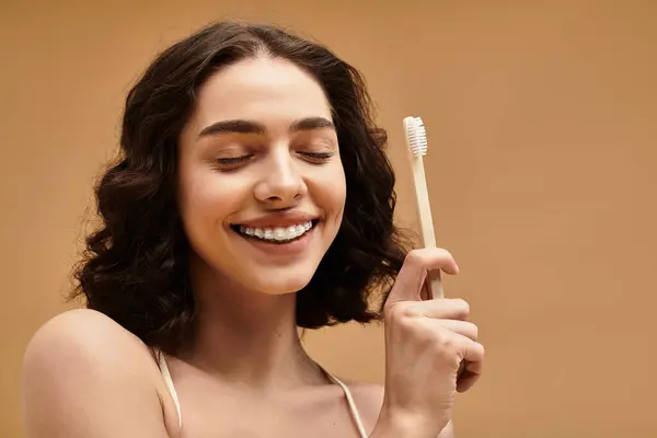 Uma jovem alegre mostrando seu sorriso radiante em aparelho — Fotografia de Stock