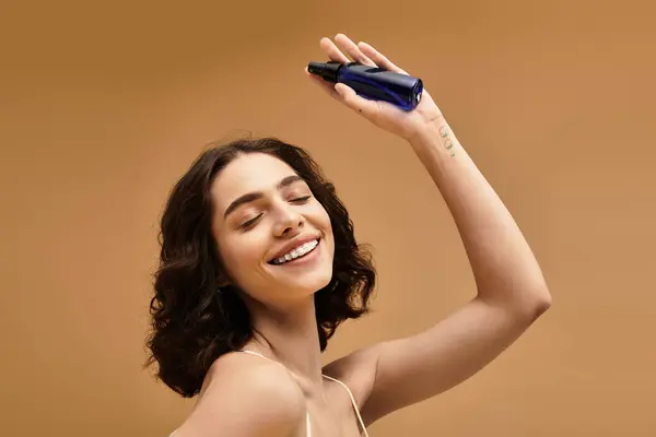 Jovem sorridente demonstra sua rotina de cuidados com a pele de beleza enquanto desfruta do momento. — Fotografia de Stock