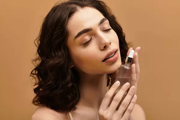 A young woman demonstrates her beauty routine while showcasing her skincare products. — Stock Photo