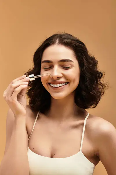 A pretty young woman showcases her beauty routine in a studio while smiling confidently. — Stock Photo