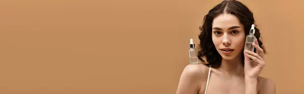 Красивая молодая женщина демонстрирует свою рутину кожи, подчеркивая ее уверенность и красоту, баннер — стоковое фото