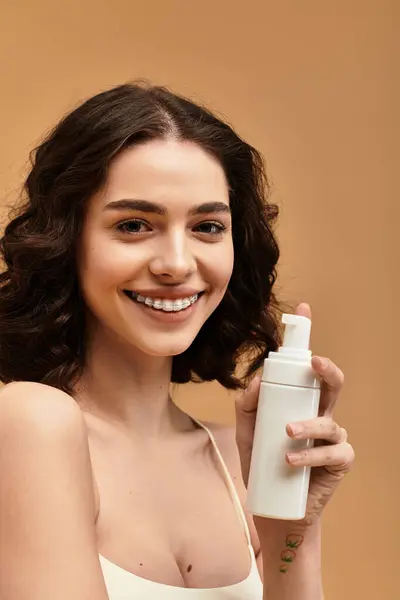 Pretty young woman with braces shares her beauty skincare steps in a cozy studio atmosphere. — Stock Photo