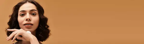 Mulher muito jovem com aparelho envolve-se em sua rotina de cuidados da pele beleza dentro de um ambiente de estúdio, banner — Fotografia de Stock