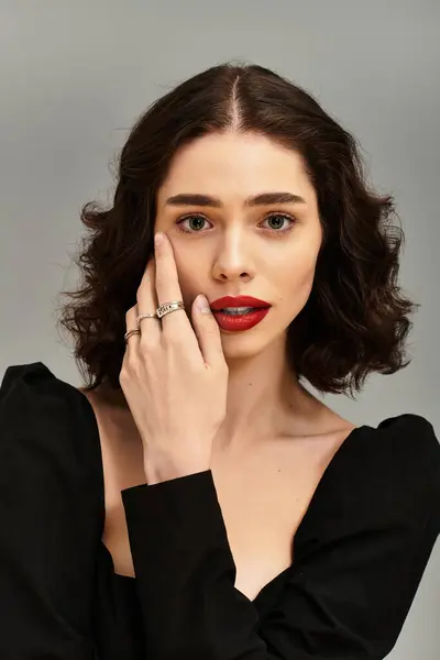 A young woman poses gracefully, highlighting her red lips and natural beauty. — Stock Photo