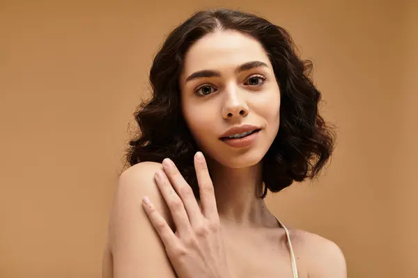 Bonita joven con frenillos resalta su rutina de cuidado de la piel de belleza en un acogedor estudio. - foto de stock