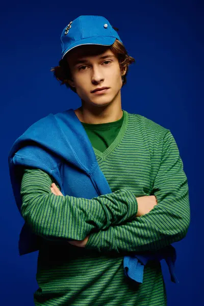 Stylish young man exudes confidence in bold colors against a vibrant backdrop. — Stock Photo