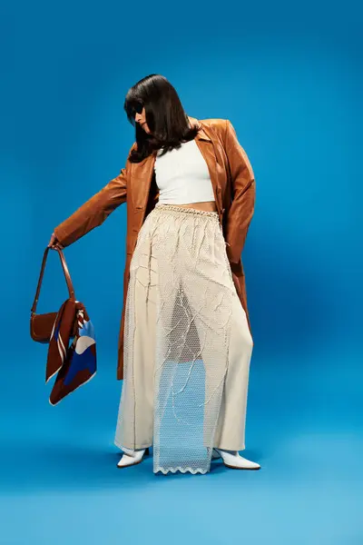 Jeune femme élégante embrasse les tendances de la mode moderne avec une tenue chic et des accessoires audacieux — Photo de stock
