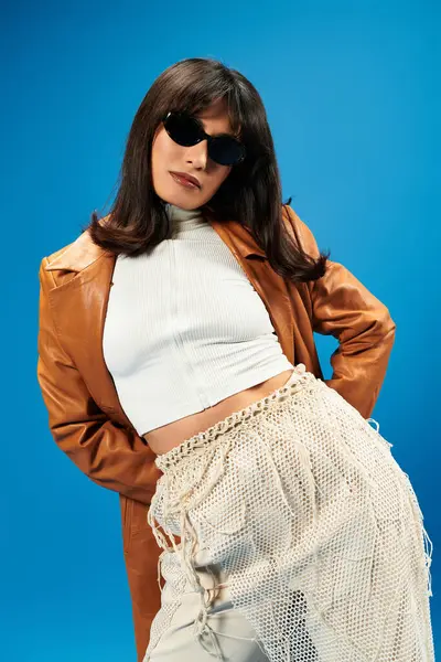 A stylish young asian woman poses confidently in trendy attire, exuding modern fashion and charm. — Stock Photo