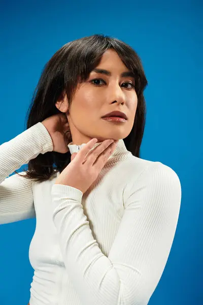 A young Asian woman exudes beauty and confidence in a stylish, elegant outfit. — Stock Photo