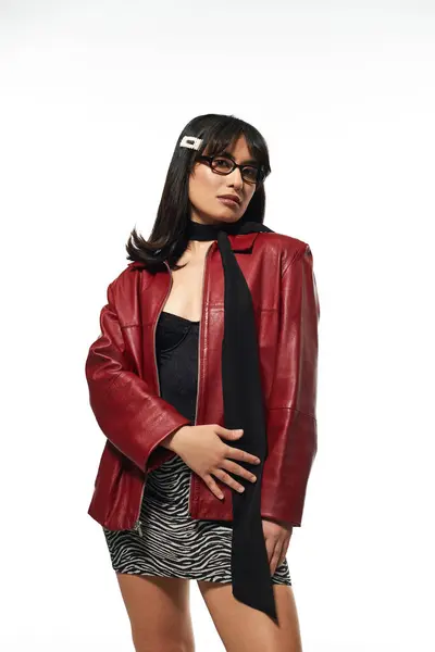Moda joven asiática mujer muestra su estilo moderno con un conjunto elegante en un entorno vibrante. - foto de stock