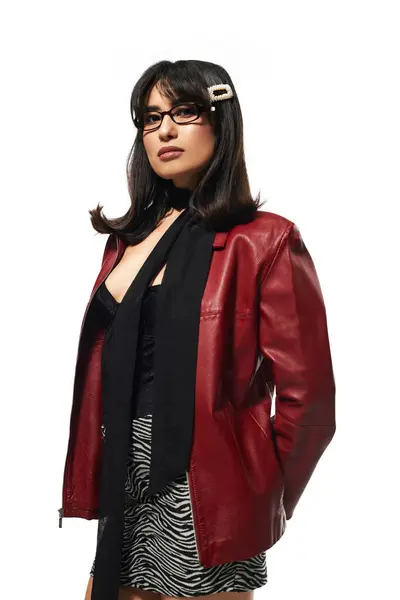 A confident young woman in a stylish red jacket and chic outfit exudes elegance. — Stock Photo