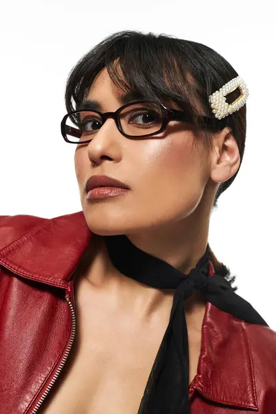Contemporary young woman confidently presents a striking fashion statement with elegant details. — Stock Photo