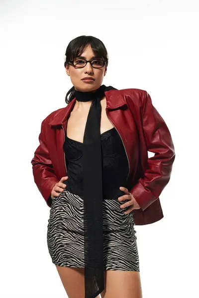 Elegantly dressed woman stands confidently, embodying youth culture and modern fashion trends. — Stock Photo