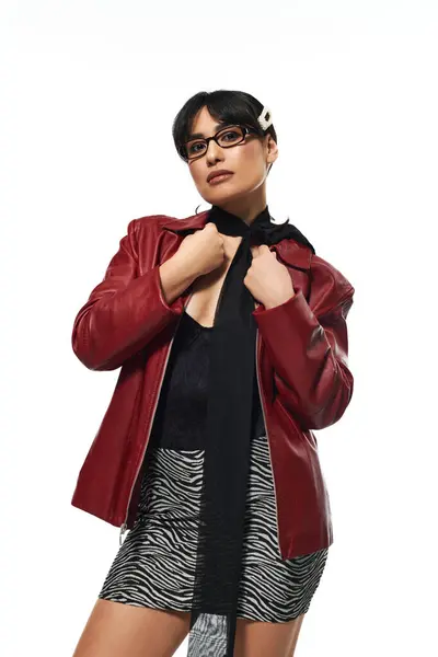 Trendy young woman poses confidently, showcasing modern youth culture style. — Stock Photo