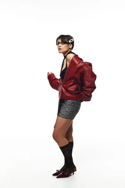 A trendsetting young woman captivates with her stylish outfit and confident presence. — Stock Photo