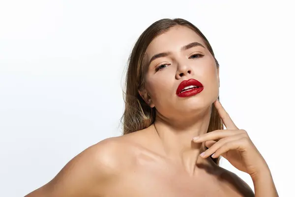 Young woman showcases her beauty and style with glamorous makeup and confident expression. — Stock Photo
