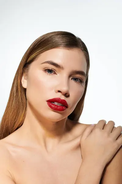 Una joven con rasgos llamativos resalta su aspecto elegante, exudando belleza y confianza. - foto de stock